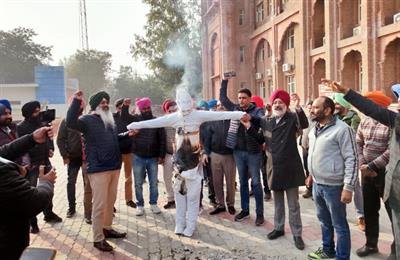 Punjab government effigy burnt after a protest rally outside Amritsar DC office