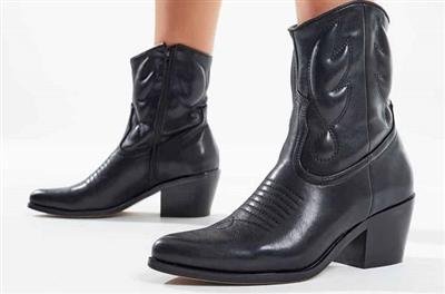 The Trendiest Footwear For Women To Not Miss Buying!