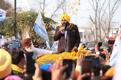 Bhagwant Mann appeals people to hit the button of Jharoo to bring AAP government