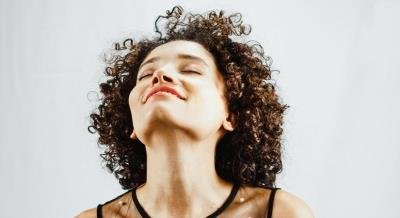 Destress curly tresses