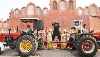 Mika Singh creates hook steps for his fans in his music video