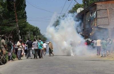 J&K Police use tear gas, batons to disperse protesting Kashmir Pandit employees