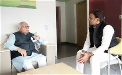 Khattar visits Medanta Hospital, inquires about wellbeing of Mulayam Singh, Chautala