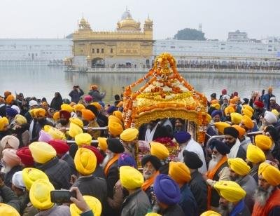 Devotees pay tribute to Guru Gobind Singh in Golden Temple