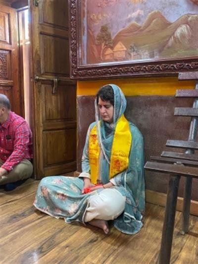 Priyanka offers prayers at Jakhoo Hanuman Temple in Shimla
