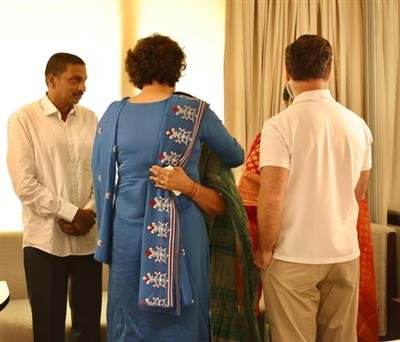 Sonia, Rahul & Priyanka console Gaddar’s family