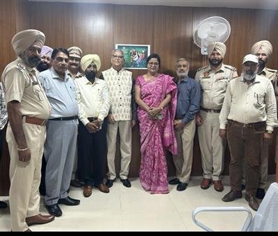 Lokpal Punjab felicitates Superintendent Harjit Singh on his superannuation