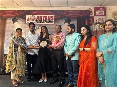 Singer GurJazz; Actress Hashneen & Chaupal Team visits Aryans