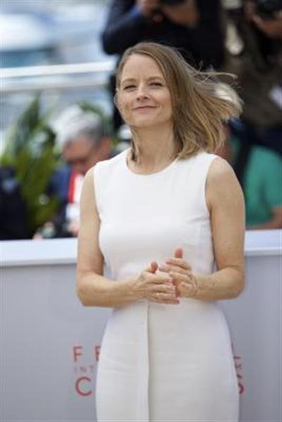Jodie Foster hates wearing high heels, sitting in make-up chair