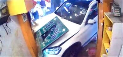 Rash Mercedes driver leaves six injured in Delhi crash