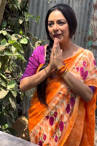 Rupali Ganguly feeds cake to street dogs before b'day, says 'gifts na bhejein'