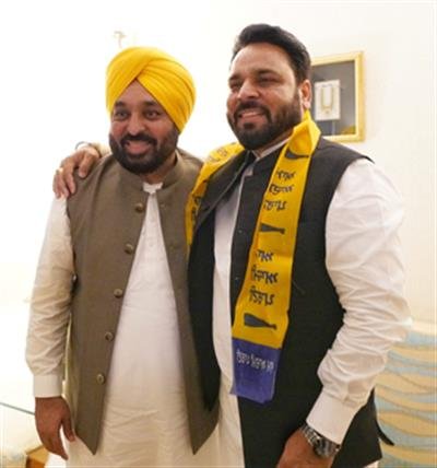 BSP Hoshiarpur Lok Sabha candidate Rakesh Soman joins AAP