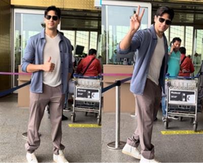 Sidharth Malhotra en route to Delhi to cast his vote, shows victory sign to paparazzi