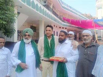MLA Dr. Ajay Gupta visited the mosques on the occasion of Bakrid and congratulated the Muslim community