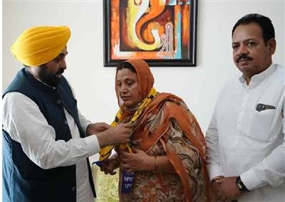 SAD candidate from Jalandhar West Surjit Kaur joins AAP, CM welcomes her