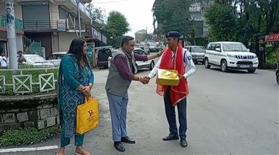 Policeman Honored on Kargil Vijay Diwas by Advocate Vishwa Chakshu