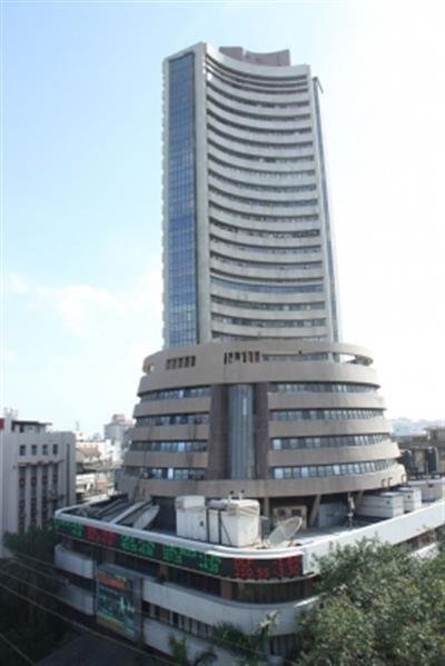 Sensex trades flat on mixed global cues