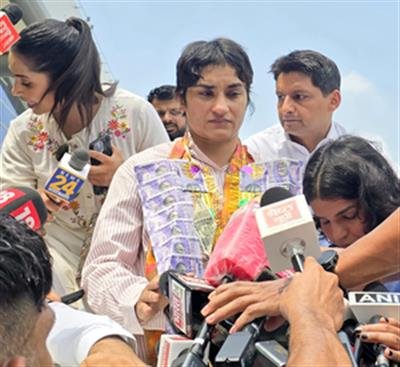 Vinesh Phogat receives emotional homecoming after Paris Olympics heartbreak