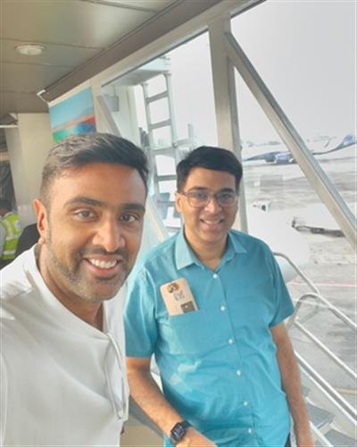 Ashwin shares 'fan boy moment' with legendary Vishy Anand, posts picture on social media
