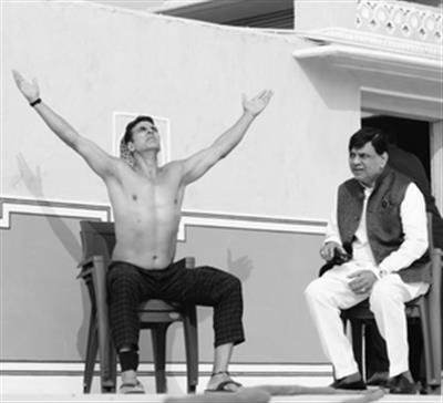 Akshay Kumar, Paresh Rawal soak in winter sun during 'Bhooth Bangla' shoot