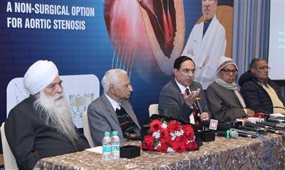 TAVR is an effective and safe alternative to surgical aortic valve replacement in elderly people.