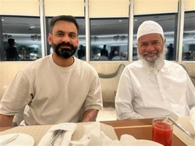 'Pleasure': Mohammad Hafeez posts pictures of meeting with fugitive Islamic preacher Zakir Naik