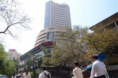 Indian stock market recovers from early losses as FY26 begins