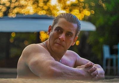 Salman Khan shares poolside pictures after pushing his upcoming show