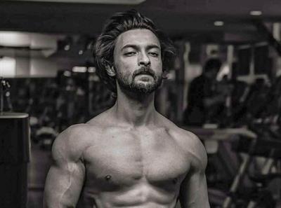 Aayush Sharma flaunts washboard abs: Comeback toh Zabardast hona chahiye