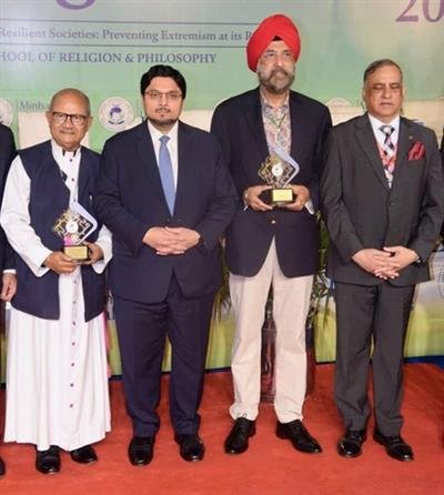 Dr. Tarunjit Singh Butalia receives lifetime achievement award at global interfaith conference