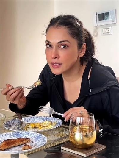 Isha Koppikar explains how abs are made in the kitchen not in the gym