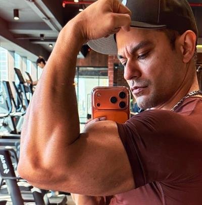 Kunal Kemmu flaunts his ‘arms and ammunition’ in the gym