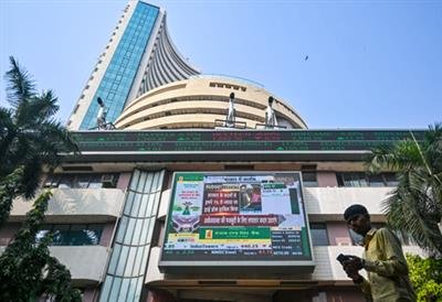 Sensex, Nifty trade flat; IT index dips 1.35 pc