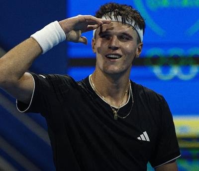 Mensik upsets Sinner in Doha, sets SF with Fils