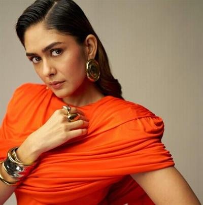 Allu Arjun expresses his desire to collaborate with Mrunal Thakur: Hope to work with you someday