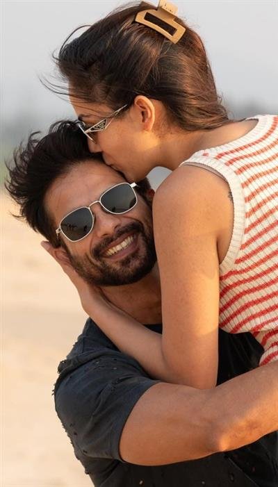 Shahid Kapoor surprises wife Mira Rajput with a floral bouquet at work