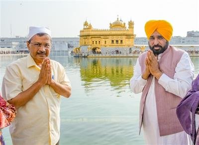Arvind Kejriwal pays obeisance at Sri Sachkhand Sri Harmandir Sahib with CM Bhagwant Singh Mann