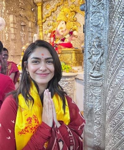 Mrunal Thakur seeks Bappa's blessings during her visit to Pune