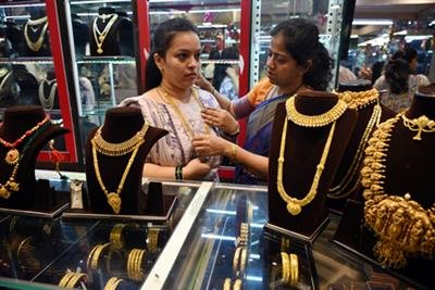 India’s Rs 5 trigold llion hoard fuels boom in fast-growing gold loan market, draws global investors