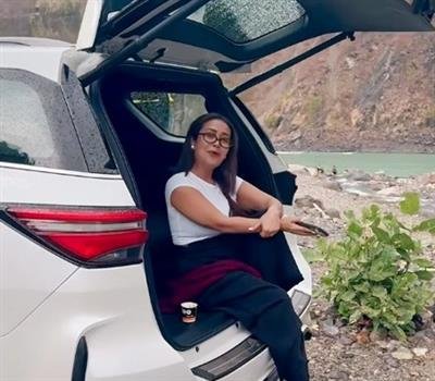 Neha Kakkar enjoys barish & chai with a beautiful rendition of Arijit Singh's 'Tumse Behtar'