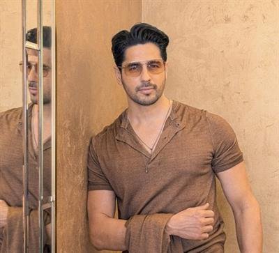 Sidharth Malhotra, Madhuri Dixit, Akshay Kumar & others wish on Eid & Navroze