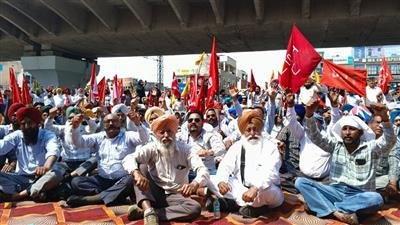 Massive protest by Powercom employees, engineers, and pensioners
