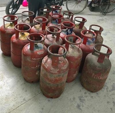 23 empty commercial gas cylinders seized, delivery worker charged in Mumbai's Deonar