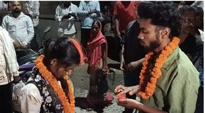 Hotel raids in Jharkhand take dramatic turn: Couple marries on street, three others sign wedding bonds