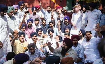 More than 500 activists of SOI court arrest while marching in protest to CM residence in Chandigarh.