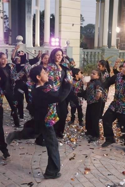 Neeru Bajwa says ‘talent sab toh zyada’ as she shares BTS with ‘chote chote bache’