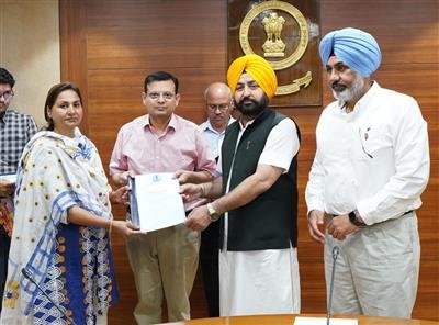 Hardeep Singh Mundian hands over promotion letters to Tehsildars and Naib Tehsildars