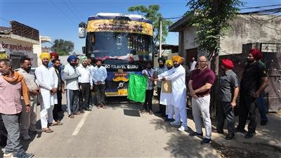 Cabinet Minister Harbhajan Singh ETO flags off bus of pilgrims from village Makhanwindi under Chief Minister Teerth Yatra Scheme