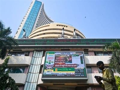 Sensex, Nifty end off highs as bank, auto stocks drag