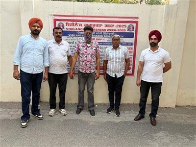 Vigilance Bureau nabs Patwari red handed accepting bribe of Rs 15,000/-*